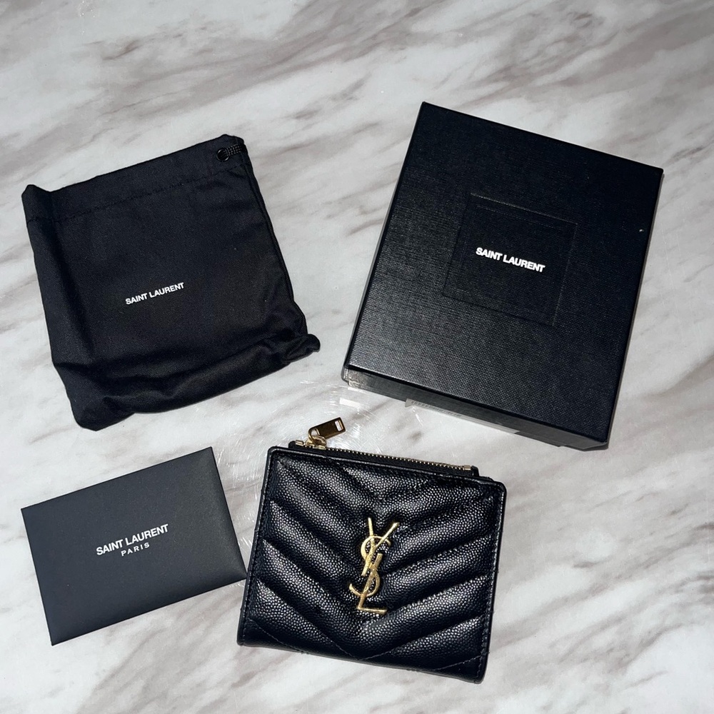 Saint Laurent Grain De Poudre Matelasse
Chevron Monogram Zipped Black Card Case